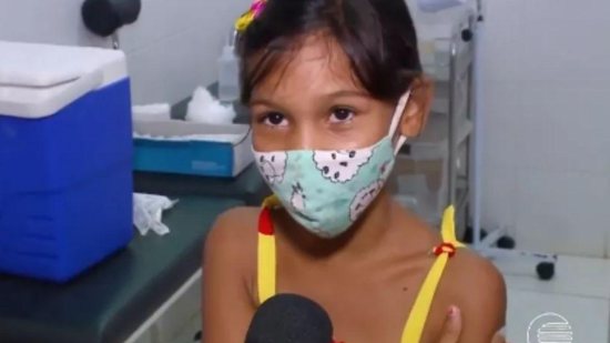 Menina comemora aniversário recebendo vacina contra a Covid-19 - Reprodução / TV Clube Piauí