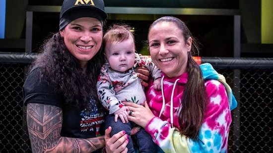 Vídeo compartilhado pelo UFC Brasil mostra filha de Amanda Nunes invadindo sessão de fotos e esbanjando fofura. Foto: (reprodução/Instagram/@ufc_Brasil)