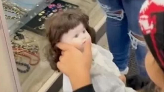 Ava conseguiu comprar a boneca aparentemente “assombrada” (Imagem: Reprodução/TikTok/@sweet_haze0810)