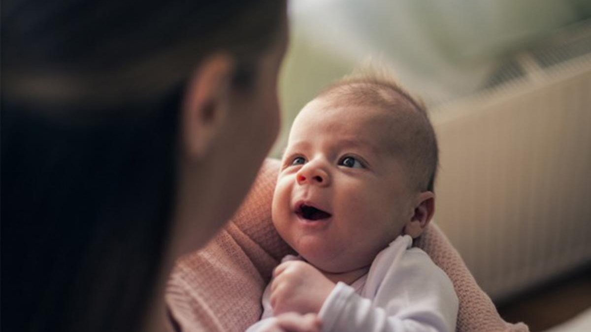 70 a 85% das mulheres usam muito mais o braço esquerdo na hora de pegar o bebê no colo - Getty Images