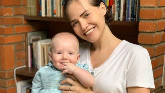 Letícia Colin mostra seu filho de 6 meses usando máscara durante entrevista ao vivo - Reprodução/ Globoplay
