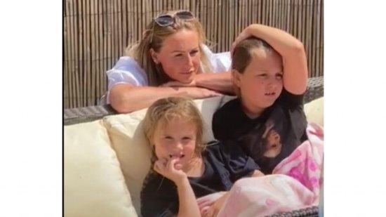 Mãe reencontra filhas após dois meses longe - Reprodução / Vídeo