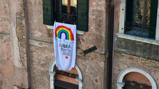 Janelas em casas da Itália mostram mensagens de união e esperança (Foto: Reprodução/