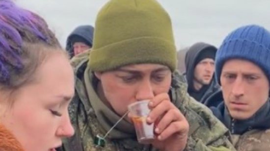 O soldado russo foi acolhido por civis ucranianos - Reprodução/ Twitter/ @lapatina_