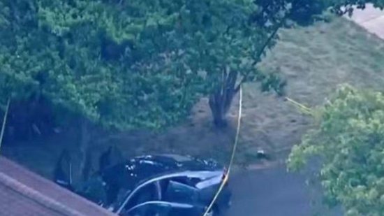 Os vizinhos e policiais estavam no local onde o carro foi encontrado em Nova Jersey - Reprodução/NBC