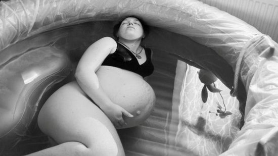 Mãe dá à luz bebê ‘gigante’ com mais de 5kg em parto em casa sem anestesia: “Experiência incrível” - Reprodução/ The Sun