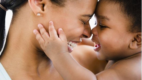 Amamentar (ou dar a mamadeira) é a forma principal de criar laços com o seu bebê - Getty Images