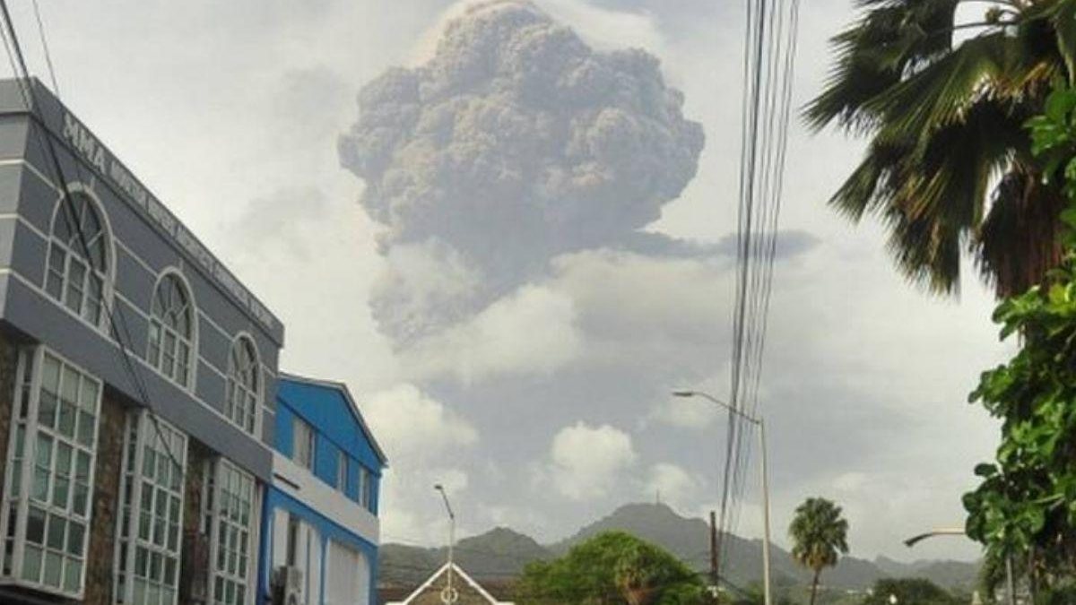 Cinzas de vulcão caribenho chegam ao norte do Brasil - Reprodução / Twitter / @metsul