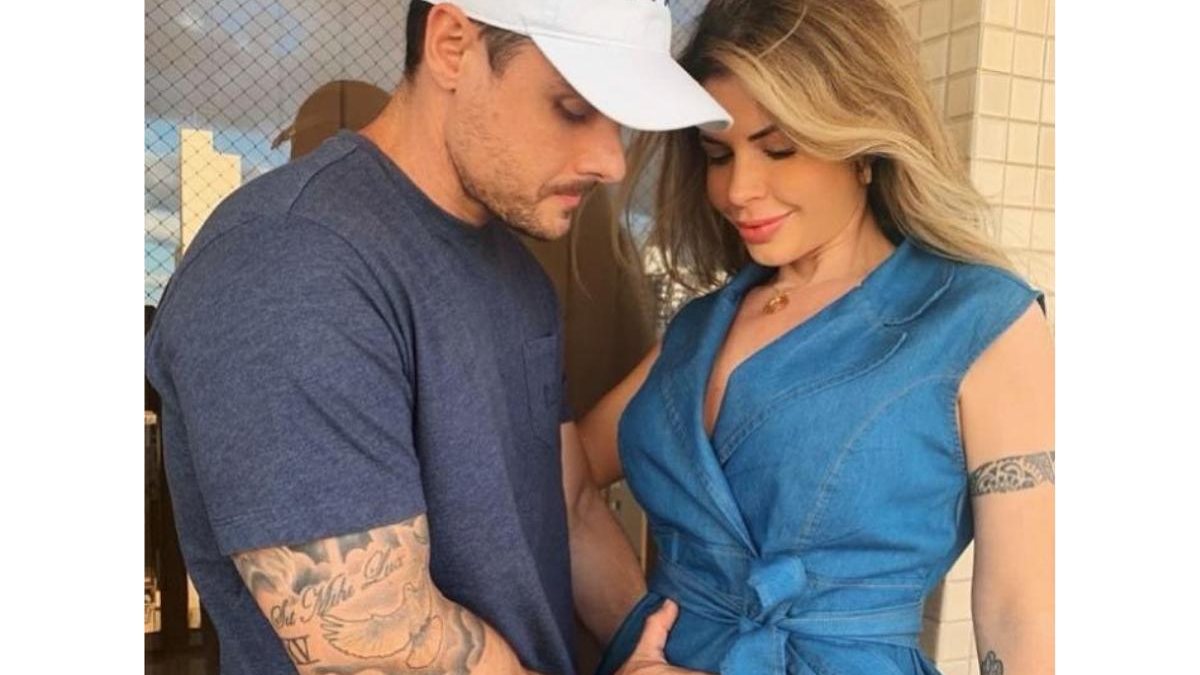Bruno e Cacau, em anúncio da gravidez nas redes sociais - Reprodução/ Instagram