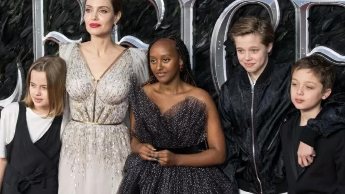 Filha de Angelina Jolie utilizando o mesmo vestido que a mãe usou no Oscar de 2014 - Reprodução Getty Images