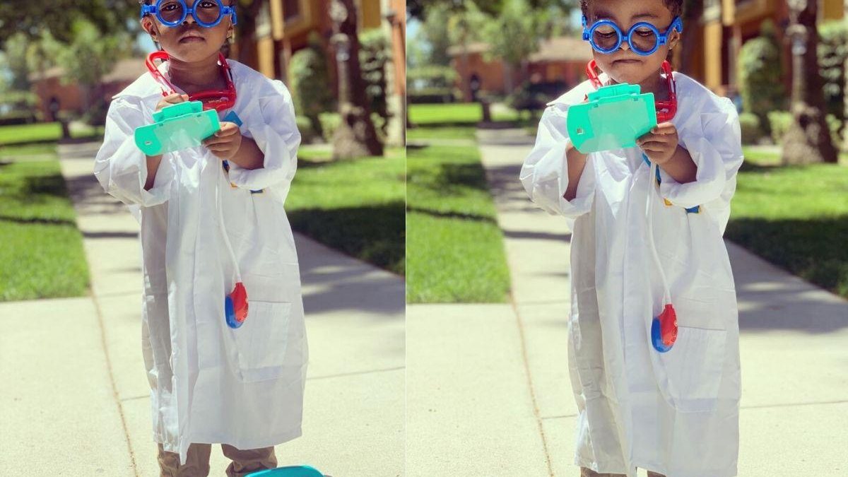 Criança de 3 anos viraliza ao se passar por médico para examinar o pai - reprodução Instagram