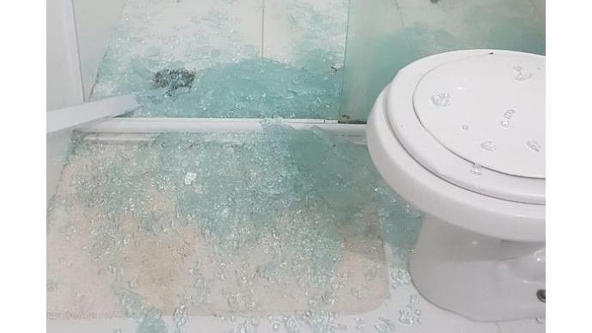 Mãe se machuca após explosão no box do banheiro - Reprodução/Instagram