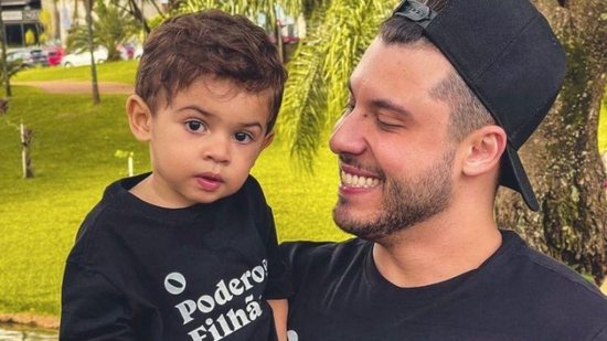 Leo aparece brincando com o pai - Reprodução Instagram