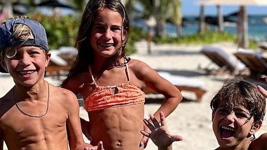 Cantora country posta fotos dos filhos com abdomens trincados e rebate acusações ‘bizarras’ feitas - Reprodução/Instagram