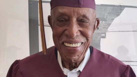 Homem de 101 anos realiza sonho de se formar no ensino médio 80 anos depois - Reprodução / The Washington Post