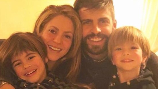 Shakira e Piqué ao lado dos filhos - Reprodução/ Instagram