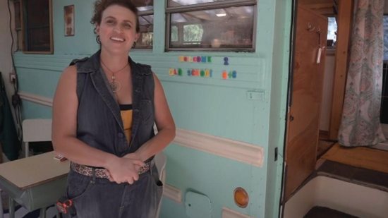Mulher transforma ônibus antigo em casa - Reproduçao / Razões Para Acreditar