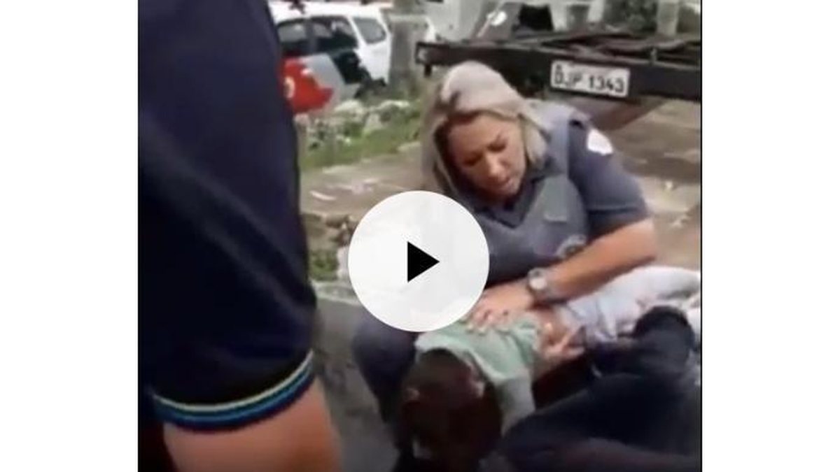 Imagem Em vídeo, policial salva criança de sufocamento