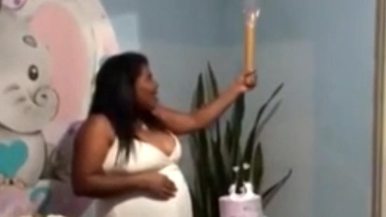 O vestido da grávida pegou fogo durante o chá revelação - Reprodução Arquivo Pessoal