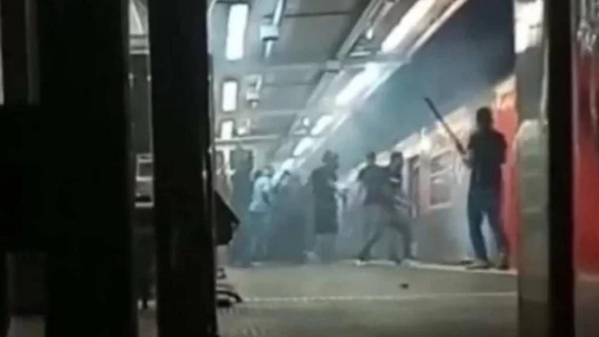 Bebê de 7 meses cai nos trilhos de metrô após briga de torcidas - Getty Images