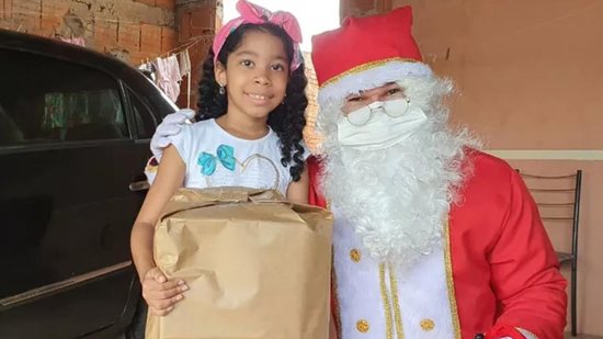 A menina conheceu o Papai Noel - Reprodução/TV Centro América