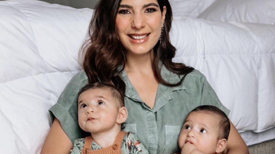 Andréia Sadi comemora aniversário de 1 ano dos gêmeos e se declara: “Eu renasci” - Andréia Sadi fala sobre filho que ficou doente
