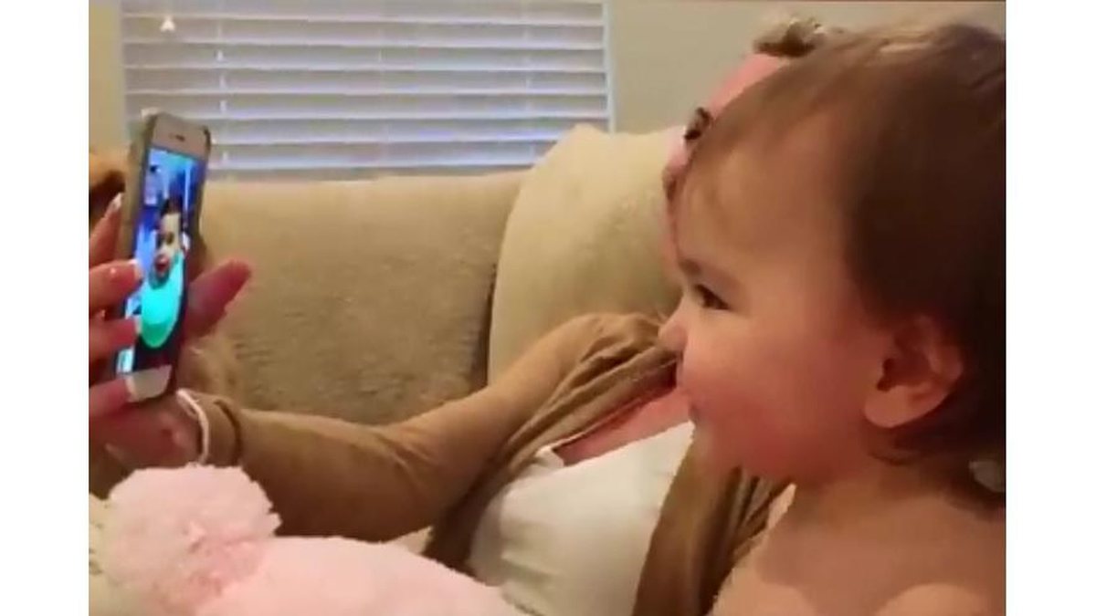 Imagem Incrível a reação desse bebê no Skype pela primeira vez