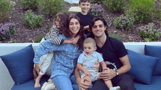 Mariana Uhlmann se declara para Felipe Simas ao postar foto da família reunida: “Borboletas no estômago” - reprodução Instagram