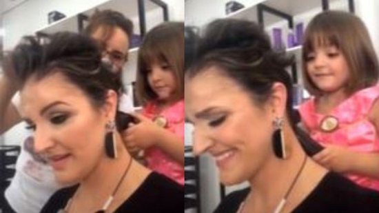 Valentina ajudando a mãe a raspar o cabelo - Reprodução/G1