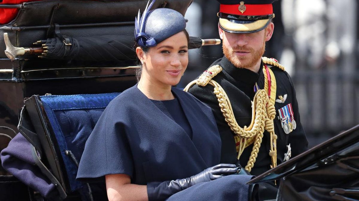 Meghan Markle e Harry decidiram abrir mão dos títulos da realeza e vão viver longe da monarquia com o filho Archie (Foto: Reprodução / Instagram / @