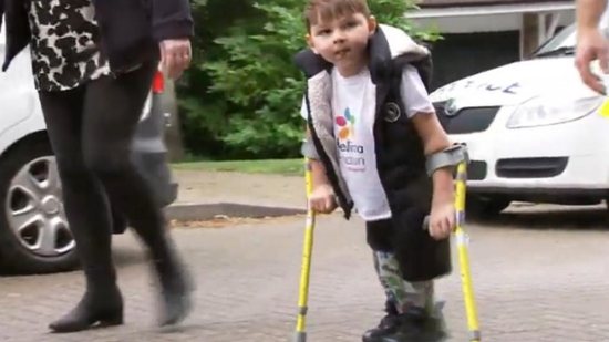 Tony, de 5 anos, andou 10 quilômetros e conseguiu arrecadar 1 milhão para hospital que o salvou (Reprodução/Twitter @kensingtonroyal)
