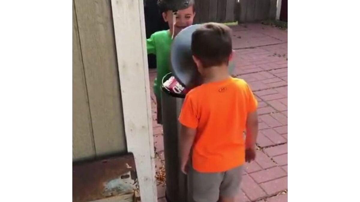 Imagem Meninos brincam de bater o rosto na lata de lixo e vídeo viraliza