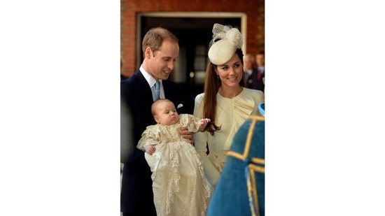 Imagem Príncipe George, o bebê real, é batizado em Londres