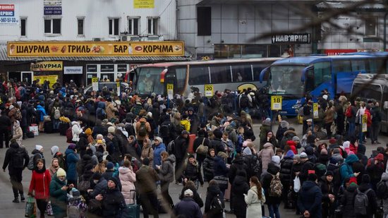 Habitantes de Kiev deixam a cidade após ataques - Pierre Crom/Getty Images