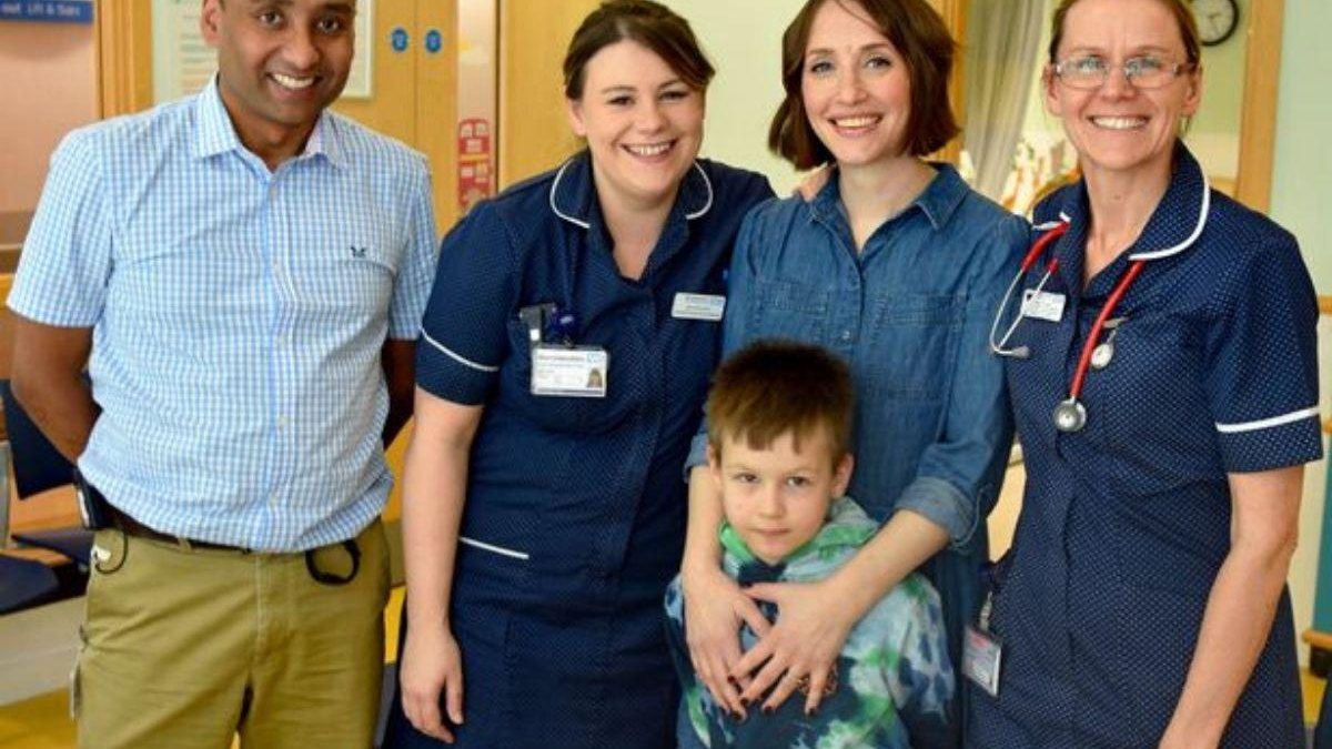 Mãe e filho se curam juntos - Worcestershire Acute Hospitals N