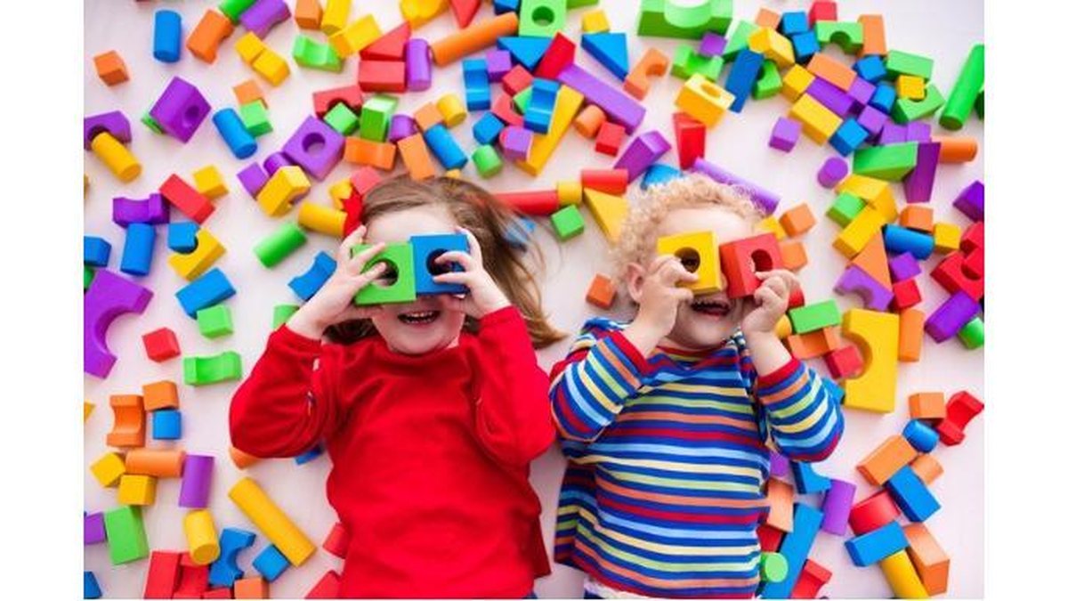 O brincar é uma das melhores formas de estímulo para o desenvolvimento motor e cognitivo do seu filho - Getty Images
