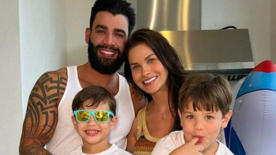 Andressa Suita compartilhou nas redes foto ao lado dos filhos e do marido - Reprodução/ Instagram