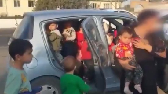 Professora que levava mais de 20 crianças em Chevrolet é parada no Uzbequistão - reprodução/Twitter