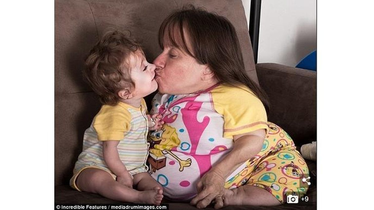 Stacey Herald é a menor mãe do mundo - Reprodução/Daily Mail