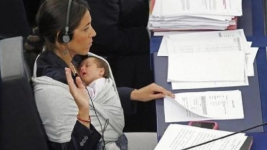 A parlamentar italiana leva a filha para o seu trabalho no Parlamento Europeu - Reprodução/Reuters
