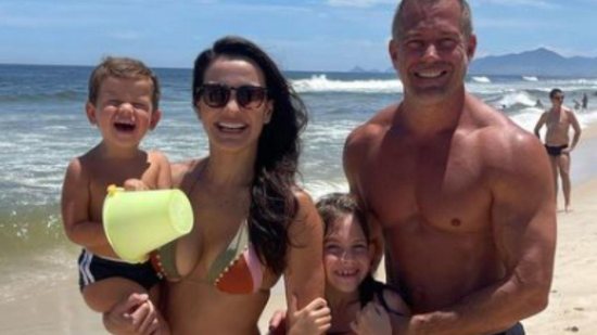 Malvino Salvador curte dia de praia com família - Reprodução/Instagram