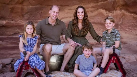 Site contou com quem ficaram os filhos do príncipe William e Kate Middleton em viagem do casal real - Divulgação