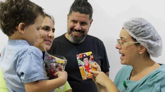 Criança que sobreviveu a ataque em creche de Blumenau faz visita a equipe de hospital onde foi atendida - Reprodução/G1 Globo Santa Catarina, Hospital Santo Antônio/Divulgação.