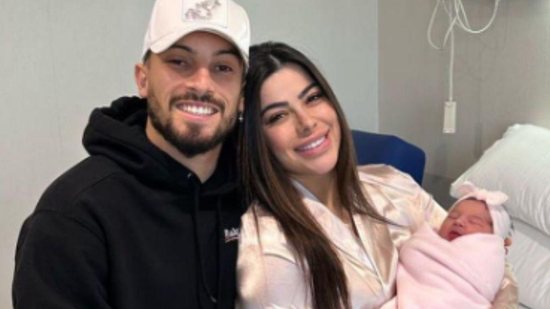 O jogador Alex Talles e a esposa Vitoria Talles anuncia o nascimento da filha, Antonella - Reprodução/Instagram