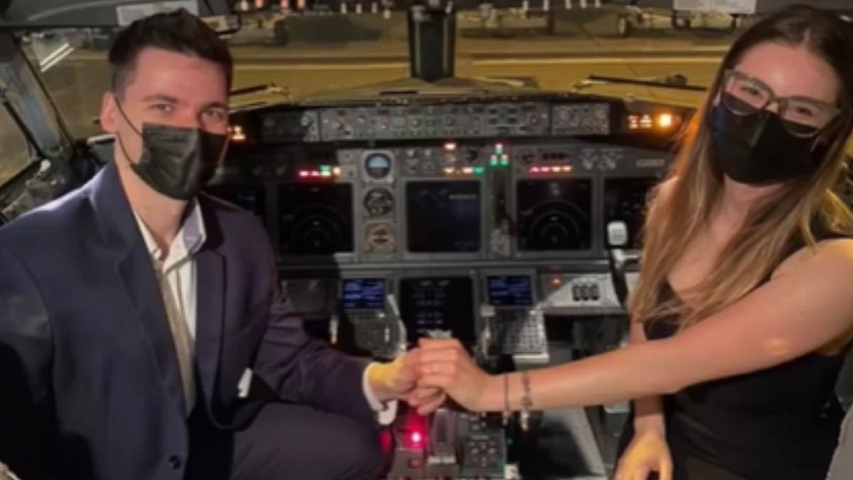 Encontro do casal causou alegria entre os 200 tripulantes do voo - Reprodução Instagram Só Notícia Boa