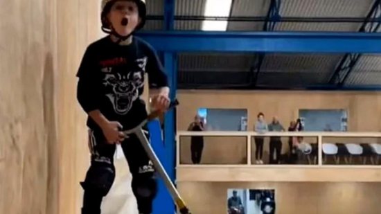 Menino de 10 anos se torna a pessoa mais jovem do mundo a dar salto duplo para trás utilizando um patinete - Reprodução / Instagram