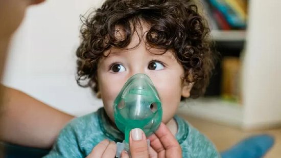 Caso a criança apresente sintomas gripais, é recomendado evitar locais fechados e aglomerações - Getty Images
