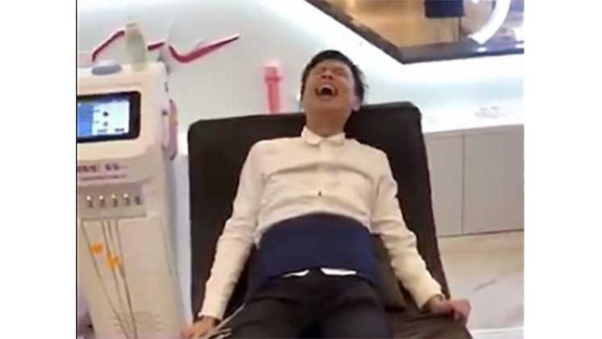 Homens reagem à máquina que simula as dores do parto (Foto: Reprodução/Twitter/