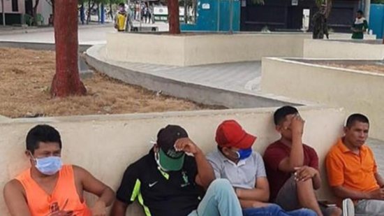 Cidade colombiana decretou isolamento obrigatório e quem não cumpre, fica preso pelos pés em praça pública (Foto: Reprodução/Facebook 