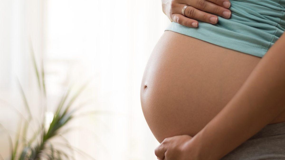Ainda não dá para afirmar se, quando transmitida durante a gravidez, a COVID-19 pode trazer consequências para o desenvolvimento do feto - Getty Images
